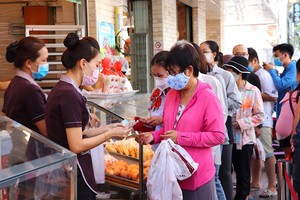Người dân TP.HCM mua bánh mì tại ABC Bakery (Ảnh: H.Phúc).