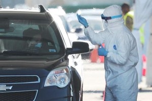 Nhân viên y tế lấy mẫu xét nghiệm người dân tại khu vực xét nghiệm Covid-19 ở sân vận động Hard Rock, bang Florida vào ngày 30/3/2020. Ảnh tư liệu: AFP.