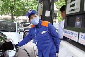 Giá bán lẻ nhiều loại mặt hàng xăng dầu hiện ở mức cao nhất trong 1 năm trở lại đây.