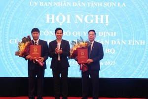 Ông Hoàng Quốc Khánh, Chủ tịch UBND tỉnh Sơn La trao quyết định bổ nhiệm cho ông Hà Như Huệ (phải) và ông Trần Đắc Thắng.