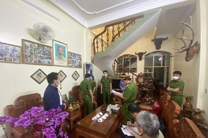 Cơ quan công an đọc lệnh bắt bà Nguyễn Thị Kim An.