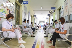 Trong ngày đầu tiên, 80/172 cán bộ, y, bác sĩ, nhân viên tuyến đầu đang làm việc tại bệnh viện tham gia tiêm vaccine.