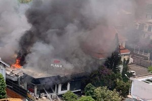 Đám cháy bùng lên dữ dội bao trùm quán BBQ.