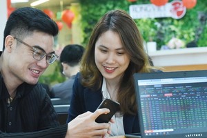 Không ít nhà đầu tư dần mua vào các cổ phiếu được cho là sẽ hưởng lợi từ xu hướng tăng của giá hàng hóa cơ bản. Ảnh: Dũng Minh.