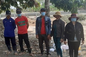Đồn Biên phòng Sông Trăng bắt giữ 5 đối tượng nhập cảnh trái phép. (Ảnh: Thanh Bình/TTXVN).