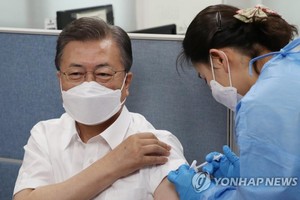 Tổng thống Hàn Quốc tiêm vaccine AstraZeneca. Ảnh: Yonhap News.