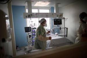 Dịch Covid-19 khiến số người chết tại Pháp năm 2020 cao nhất trong 70 năm (Ảnh: Le Monde).