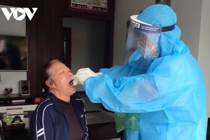 Người dân trong khu phong tỏa tại thôn Việt Tiến 1, xã Đại Hợp, huyện Kiến Thụy, Hải Phòng, một trong các địa điểm phong tỏa liên quan đến 2 bệnh nhân 2582 và 2586, được lấy mẫu xét nghiệm SARS-CoV-2.