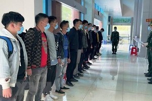 Các công dân Trung Quốc nhập cảnh trái phép bị tạm giữ tại Đồn biên phòng cửa khẩu Trà Lĩnh, huyện Trùng Khánh, tỉnh Cao Bằng. (Ảnh: TTXVN phát).