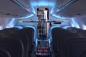 Robot UVeya được trang bị tia cực tím có khả năng diệt virus. (Ảnh: Reuters).