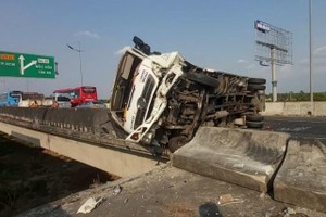 Sau cú tông mạnh của xe khách, xe tải bị lật trên tuyến cao tốc Trung Lương - TPHCM.