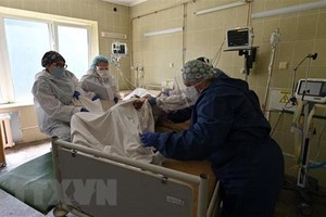 Nhân viên y tế điều trị cho bệnh nhân COVID-19 tại một bệnh viện ở Lviv, Ukraine. (Ảnh: THX/TTXVN).