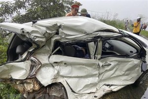 Vụ tai nạn làm 2 người ngồi trên xe ôtô con tử vong tại chỗ. (Ảnh: Vũ Hà/TTXVN).
