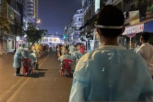 Các bác sỹ lấy mẫu bệnh phẩm xét nghiệm Covid-19 cho người dân Phnom Penh.