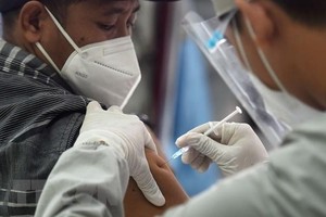 Nhân viên y tế tiêm vaccine ngừa COVID-19 cho người dân tại Jakarta, Indonesia, ngày 10/3/2021. (Ảnh: THX/TTXVN).