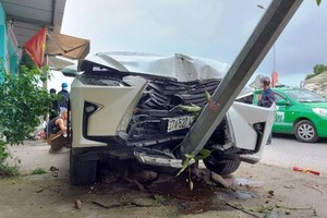 Chiếc Lexus RX300 chỉ dừng lại khi đâm vào một cột đèn chiếu sáng.