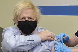 Nhân viên y tế tiêm vaccine ngừa COVID-19 cho Thủ tướng Anh Boris Johnson tại bệnh viện ở London, ngày 19/3/2021. (Ảnh: THX/TTXVN).