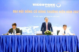 Đoàn chủ tịch Vicostone trả lời các câu hỏi của cổ đông.