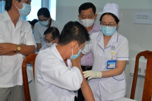 Cán bộ y tế Bệnh viện đa khoa tỉnh Vĩnh Long được tiêm đầu tiên sáng 20/4.