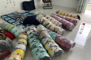 Hàng ngàn mũ bảo hiểm giả nhãn hiệu bị thu giữ. (Ảnh: Thành Chung/TTXVN).