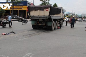 Lực lượng chức năng có mặt khám nghiệm hiện trường.