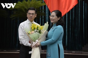 Ông Nguyễn Văn Dũng nhận hoa chúc mừng từ Chủ tịch HĐND TPHCM Nguyễn Thị Lệ.