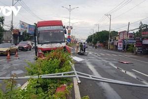 Sau va chạm xe khách lao lên dải phân cách, tông gãy trụ đèn điện và biển quảng cáo.
