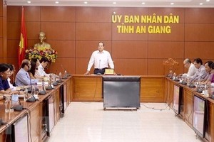 Ủy ban nhân dân tỉnh An Giang họp bàn giải pháp phòng, chống dịch COVID-19. (Ảnh: Thanh Sang/TTXVN).