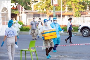 Các bác sỹ mang mẫu bệnh phẩm đi xét nghiệm.