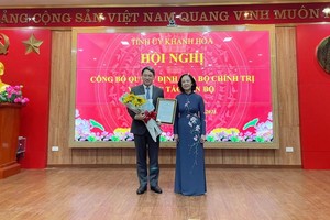 Uỷ viên Bộ Chính trị, Bí thư Trung ương Đảng, Trưởng Ban Tổ chức Trung ương Trương Thị Mai trao quyết định của Bộ Chính trị cho ông Nguyễn Hải Ninh.