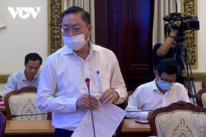 Giám đốc Sở Y tế Nguyễn Tấn Bỉnh báo cáo tại buổi làm việc.