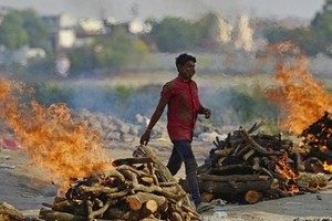 Một khu hỏa táng bệnh nhân Covid-19 tại thành phố Allahabad, Ấn Độ, hôm 27/4. Ảnh: AFP.