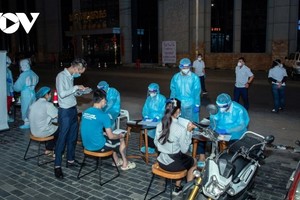 Các bác sỹ đang lấy mẫu xét nghiệm Covid-19 cho người dân.