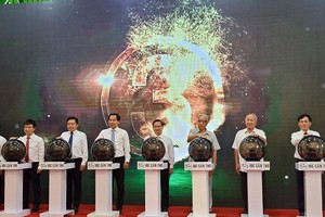 Đại biểu thực hiện nghi thức khai trương Trung tâm điều hành đô thị thông minh TP. Cần Thơ.