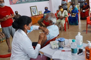 Nhân viên y tế tiêm chủng Covid-19 cho người dân tại thành phố Bengaluru bang Karnataka miền Nam Ấn Độ. Ảnh: ANI.