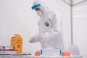 Trưa 2/5, Phó Giám đốc CDC Hà Nội Khổng Minh Tuấn cho biết, 1 trường hợp đã có kết quả xét nghiệm dương tính và người 1 người có kết quả âm tính.