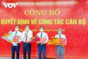 Ông Lê Trung Chinh, Chủ tịch UBND TP Đà Nẵng trao Quyết định bổ nhiệm Giám đốc và 2 Phó Giám đốc Sở Xây dựng.