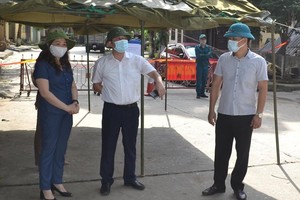 Lãnh đạo tỉnh Yên Bái kiểm tra khu vực tạm thời phong tỏa ở TP Yên Bái.