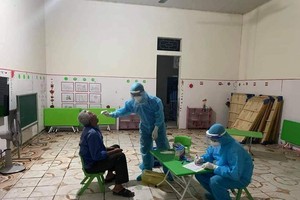 Ngành y tế Nghệ An lấy mẫu xét nghiệm các trường hợp liên quan đến bệnh nhân ở thị xã Hoàng Mai.