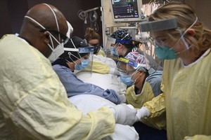 Điều trị cho người bệnh Covid-19 tại Bệnh viện North Memorial Health ở Mỹ. Ảnh: AP.