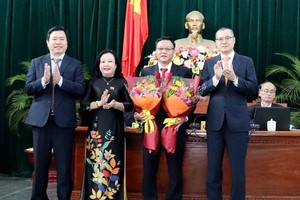 Lãnh đạo tỉnh Phú Yên chúc mừng ông Đào Mỹ được bầu làm Phó Chủ tịch UBND tỉnh Phú Yên nhiệm kỳ 2016-2021. Ảnh: Báo Chính phủ.