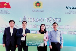 Ngoài hoạt động kinh doanh, các ngân hàng Việt Nam tích cực tham gia các hoạt động xã hội.