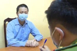 Một đối tượng trong nhóm điều hành tại Cơ quan Công an. (Nguồn: Cand.com.vn).