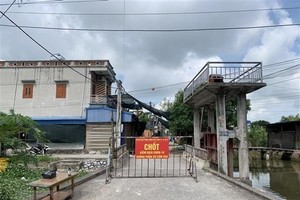 Phong tỏa tổ dân phố Tây Kênh, thị trấn Cổ Lễ, huyện Trực Ninh, tỉnh Nam Định ngày 7/5. (Ảnh: Công Luật/TTXVN).