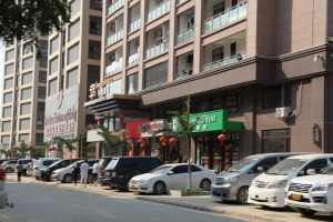 Tập trung hàng vạn lao động với nhiều loại hình dịch vụ, Đặc khu kinh tế Tam Giác Vàng đang trở thành điểm nóng lây nhiễm Covid-19 ở bắc Lào.