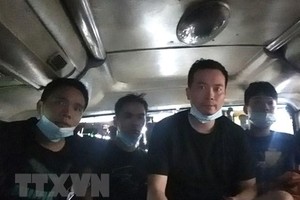 Những người Trung Quốc nhập cảnh trái phép bị phát hiện trong hầm xe. (Ảnh: TTXVN phát).