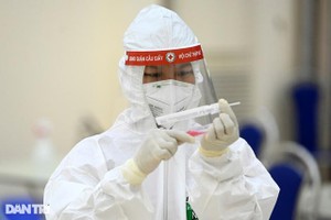 Lấy mẫu bệnh phẩm bệnh nhân Covid-19.