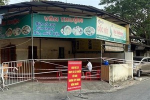 Khoanh vùng, xử lý khử khuẩn tại nơi có ca mắc COVID-19 từng bán hàng ăn sáng, phường Trần Phú, thành phố Hải Dương. (Ảnh: Mạnh Tú/TTXVN)