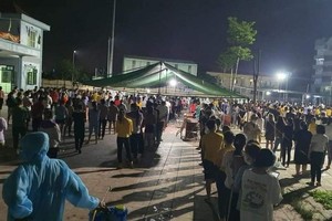 Lấy mẫu xét nghiệm COVID-19 cho công nhân trong KCN ở Bắc Giang.