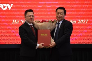 Trưởng Ban Tuyên giáo Trung ương trao quyết định cho ông Lê Quốc Minh.